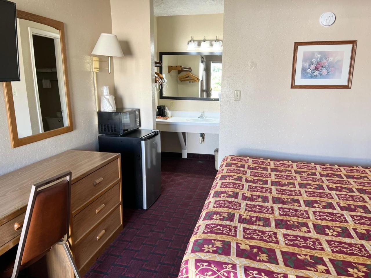 Economy Inn Маккук Екстер'єр фото