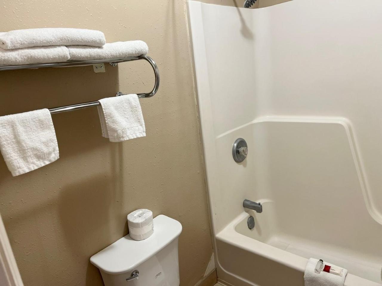 Economy Inn Маккук Екстер'єр фото