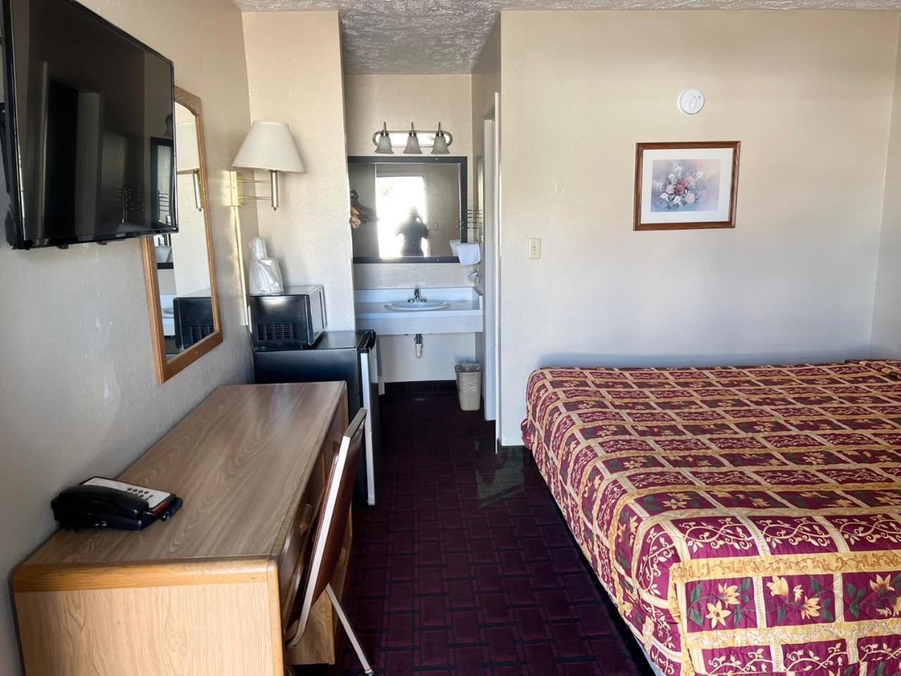 Economy Inn Маккук Екстер'єр фото