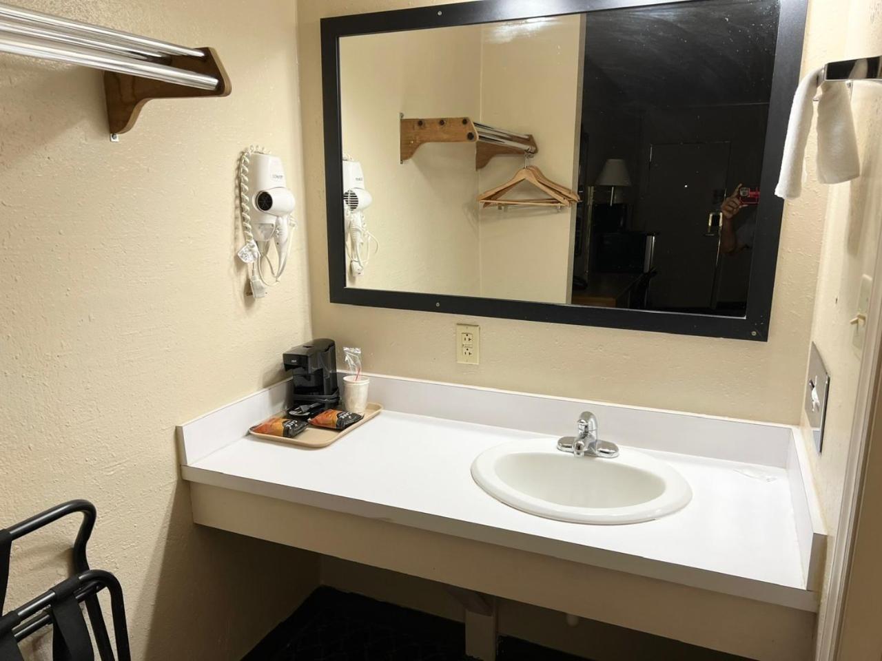 Economy Inn Маккук Екстер'єр фото
