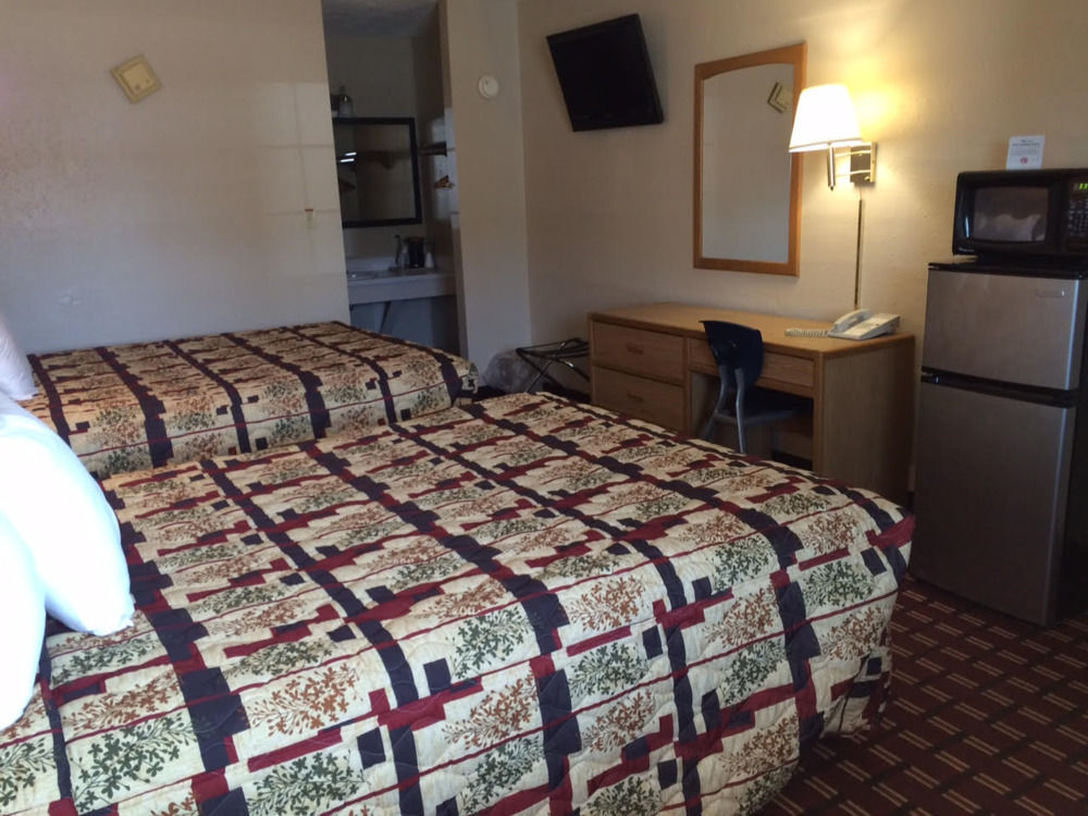 Economy Inn Маккук Екстер'єр фото