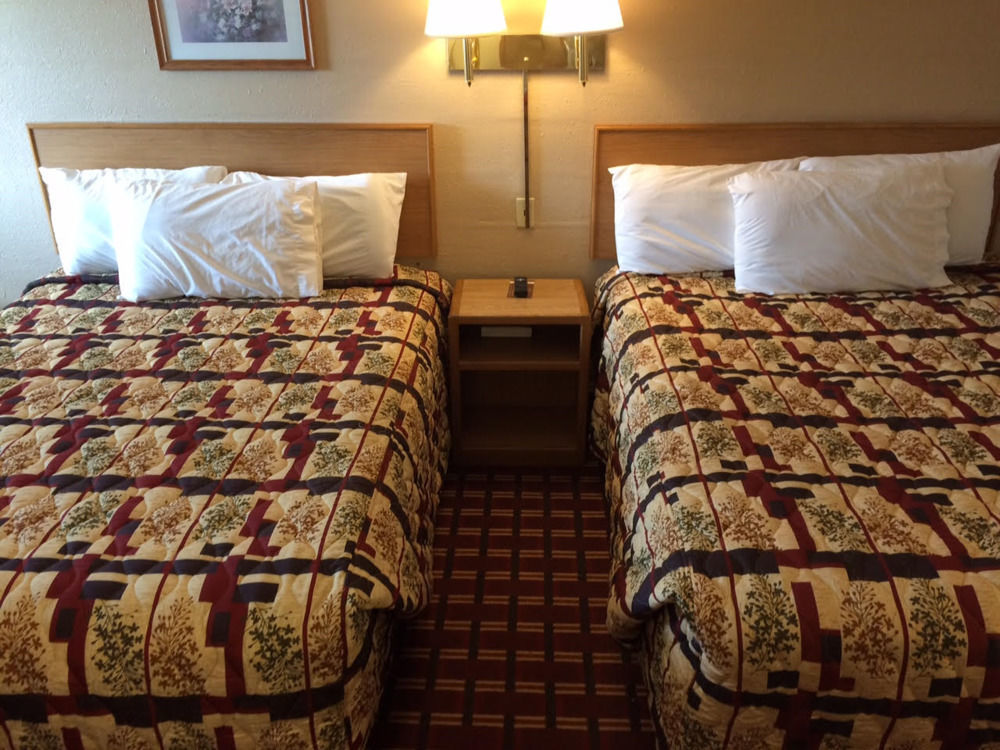 Economy Inn Маккук Екстер'єр фото