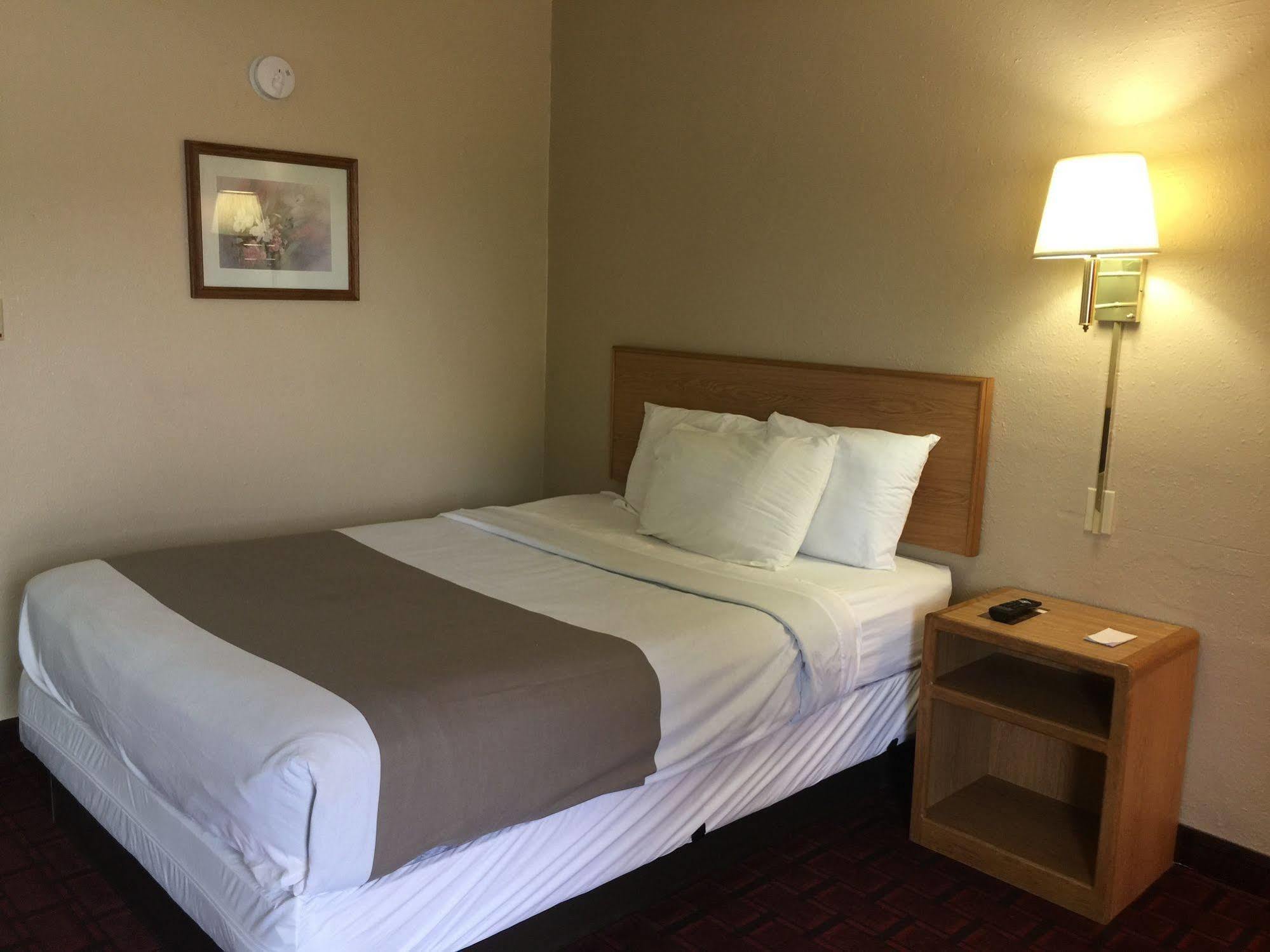 Economy Inn Маккук Екстер'єр фото