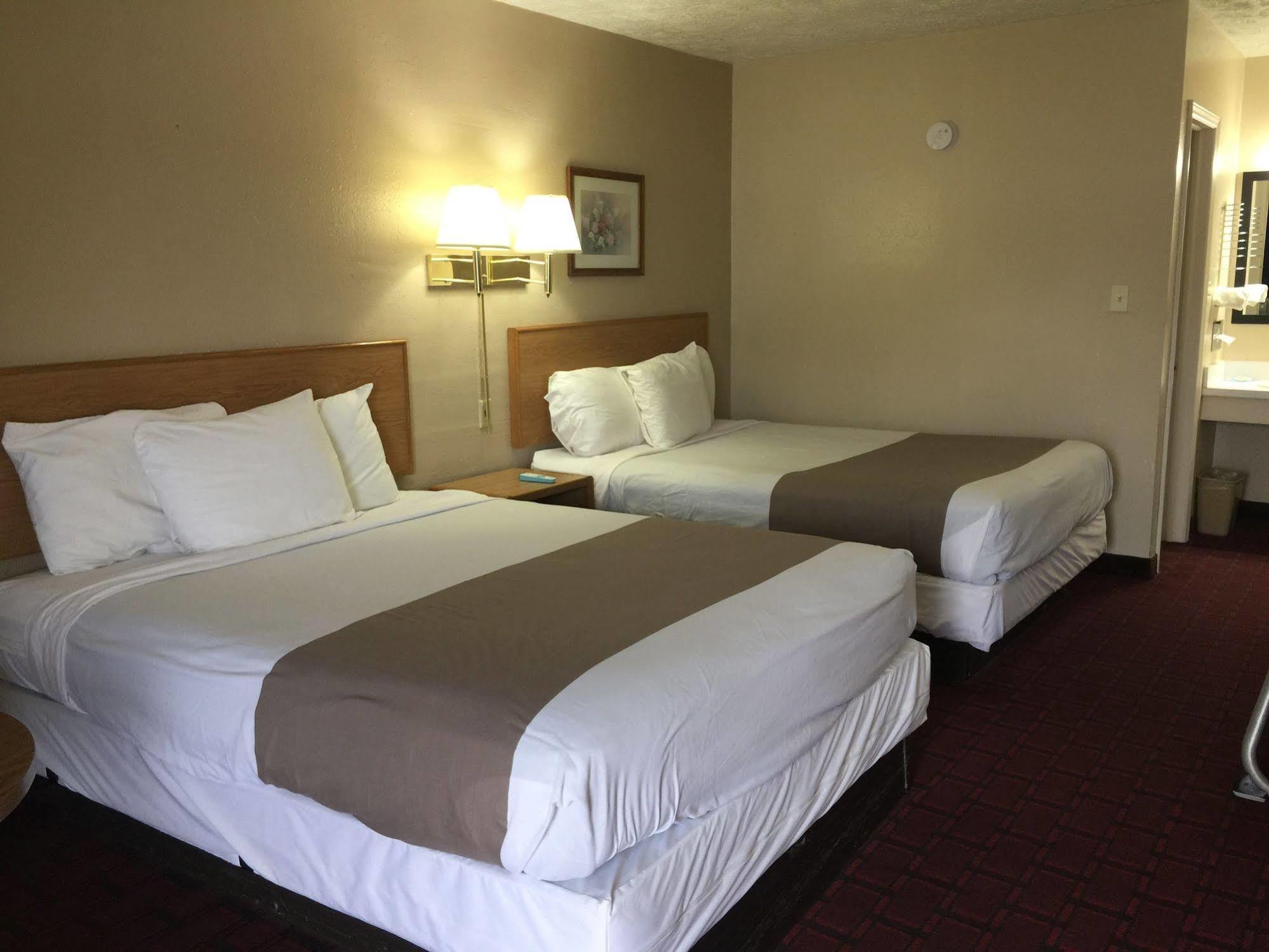 Economy Inn Маккук Екстер'єр фото